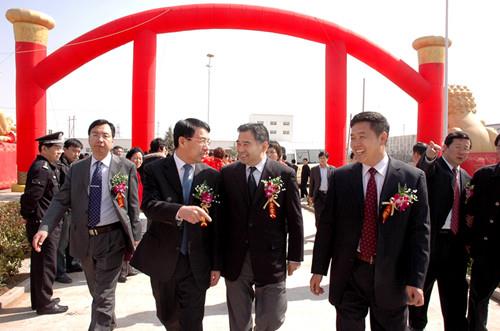 青島市委常委、市委秘書長王魯明，青島市人大副主任、工商聯主席徐航來公司視察工作