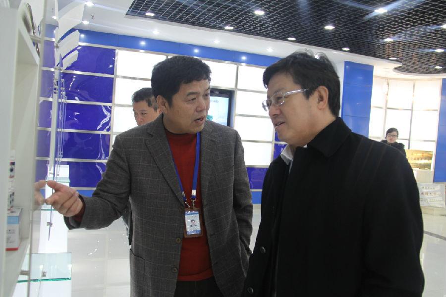 青島市委常委、副市長王曉方到海利爾調研科研創新工作